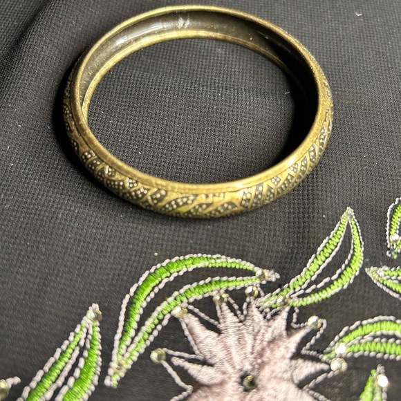 VTG Etched brass bangle bracelet. Unbranded - Picture 3 of 7
